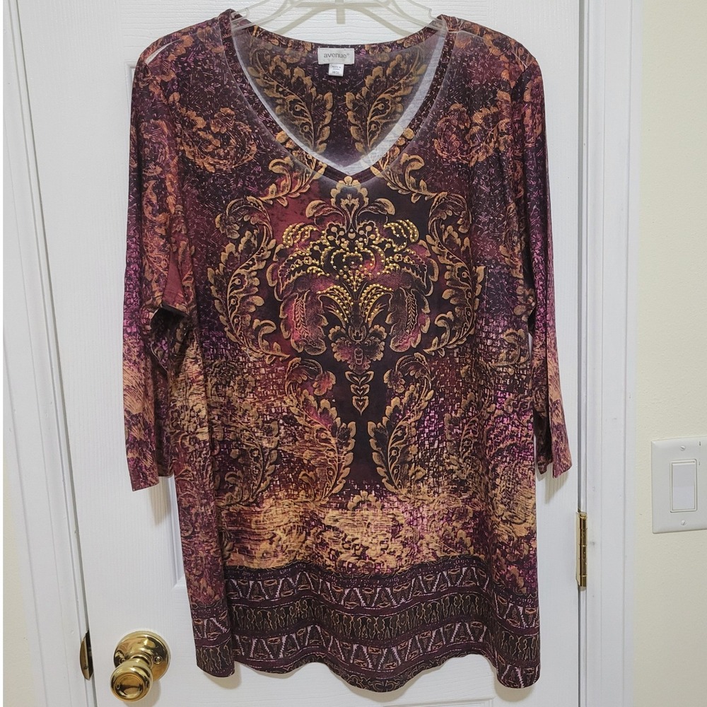 Avenue Womens Plus 1X Damask V-Neck Top Studded 3/4 Sleeve Burgundy Gold Boho